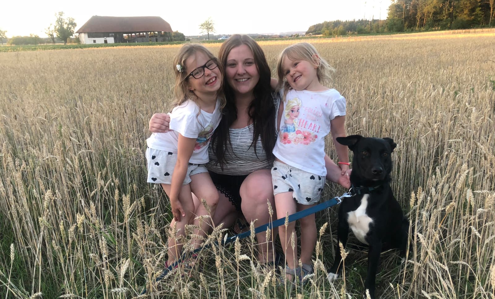Ich mit einem Hund, meiner Godi und meiner Schwester