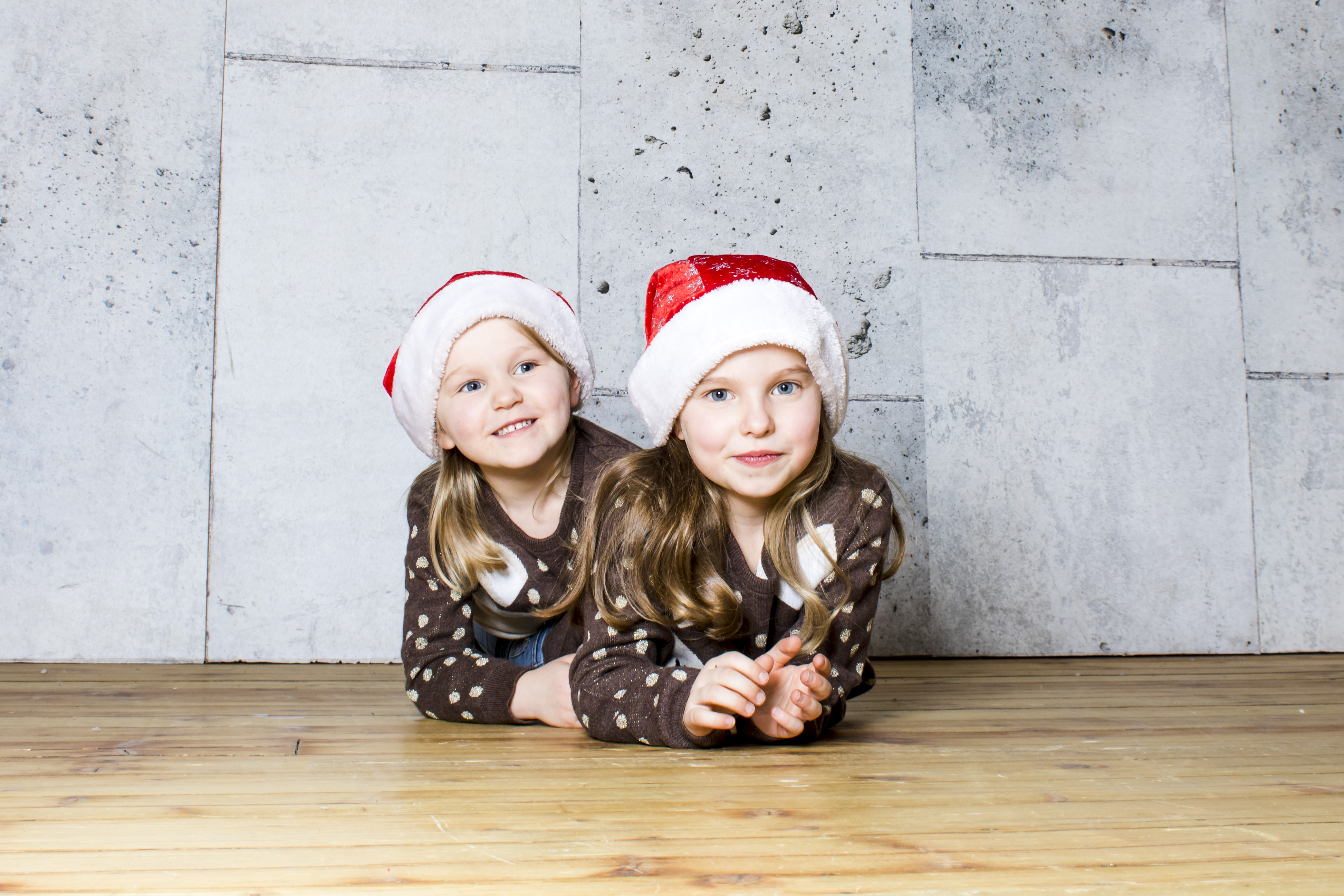 Ich mit meiner Schwester, weihnachtlich
