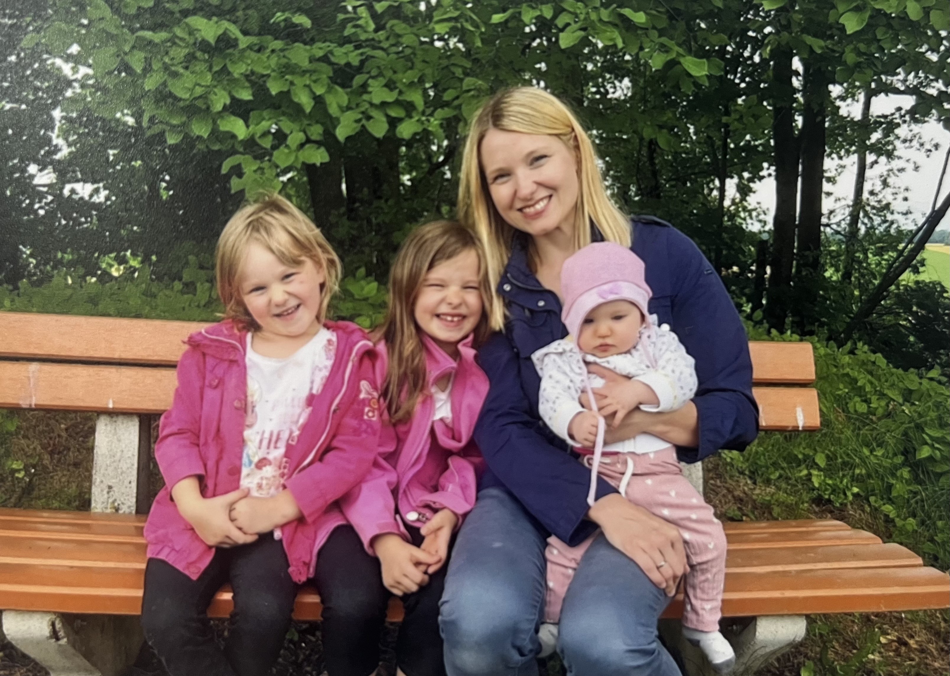 Ich mit meiner Mama und meinen zwei Schwestern
