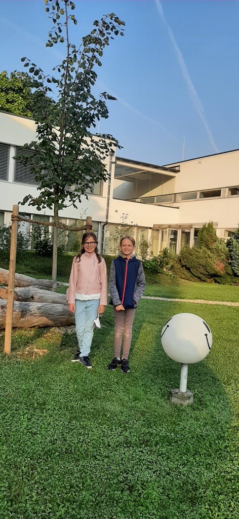 Bild vor der Schule mit einer Freundin